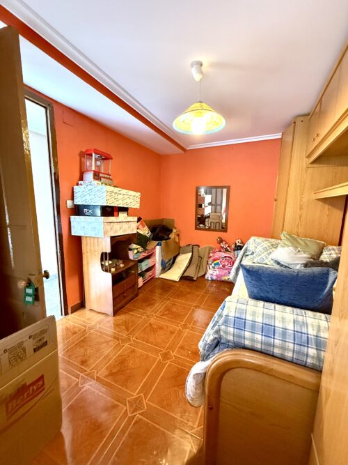 Chalet en Felguera, Langreo (Asturias) con 350 m² útiles, 2 baños, patios y sótano – solo 135.000 € negociables - Imagen 17