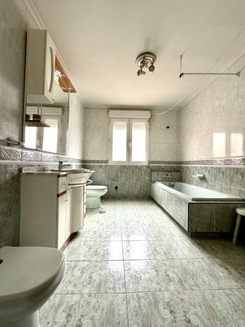 Chalet en Felguera, Langreo (Asturias) con 350 m² útiles, 2 baños, patios y sótano – solo 135.000 € negociables - Imagen 14