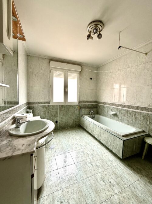Chalet en Felguera, Langreo (Asturias) con 350 m² útiles, 2 baños, patios y sótano – solo 135.000 € negociables - Imagen 13