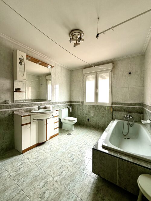 Chalet en Felguera, Langreo (Asturias) con 350 m² útiles, 2 baños, patios y sótano – solo 135.000 € negociables - Imagen 15