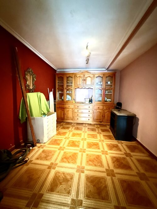 Chalet en Felguera, Langreo (Asturias) con 350 m² útiles, 2 baños, patios y sótano – solo 135.000 € negociables - Imagen 12