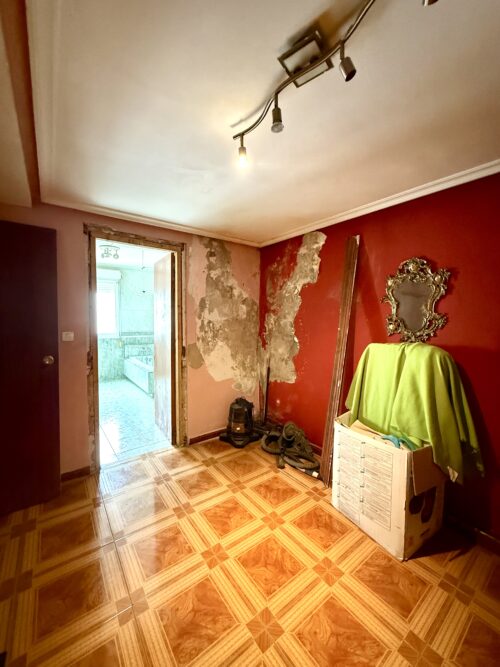 Chalet en Felguera, Langreo (Asturias) con 350 m² útiles, 2 baños, patios y sótano – solo 135.000 € negociables - Imagen 10