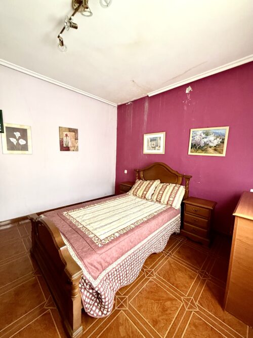 Chalet en Felguera, Langreo (Asturias) con 350 m² útiles, 2 baños, patios y sótano – solo 135.000 € negociables - Imagen 11