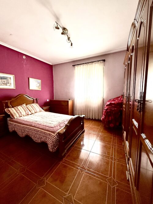 Chalet en Felguera, Langreo (Asturias) con 350 m² útiles, 2 baños, patios y sótano – solo 135.000 € negociables - Imagen 9