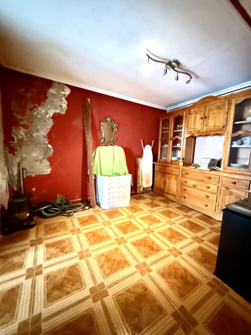 Chalet en Felguera, Langreo (Asturias) con 350 m² útiles, 2 baños, patios y sótano – solo 135.000 € negociables - Imagen 8
