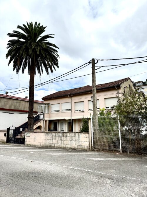 Chalet en Felguera, Langreo (Asturias) con 350 m² útiles, 2 baños, patios y sótano – solo 135.000 € negociables - Imagen 3