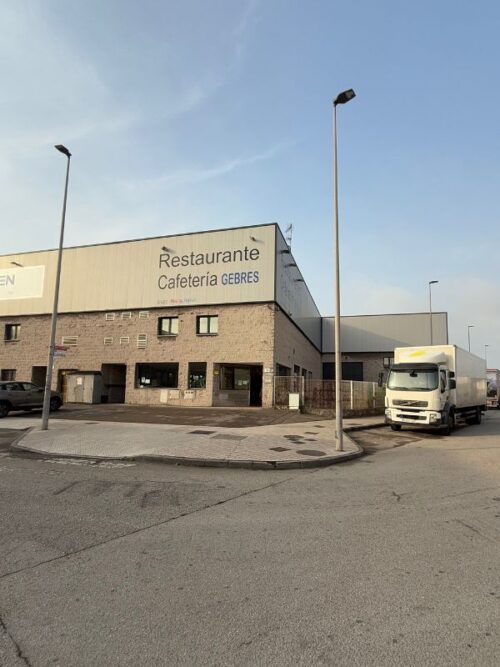Inversión única en Gijón: nave de 500m² con restaurante en venta y potencial de discoteca libre de restricciones. - Imagen 2