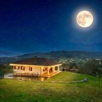 Descubre este espectacular chalet independiente en Peón por 320.000€. 3 amplias habitaciones (suite principal), terraza soleada y un sótano inmenso ideal para tu propio cine en casa o zona de juegos.