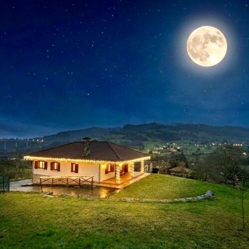 Descubre este espectacular chalet independiente en Peón por 320.000€. 3 amplias habitaciones (suite principal), terraza soleada y un sótano inmenso ideal para tu propio cine en casa o zona de juegos.