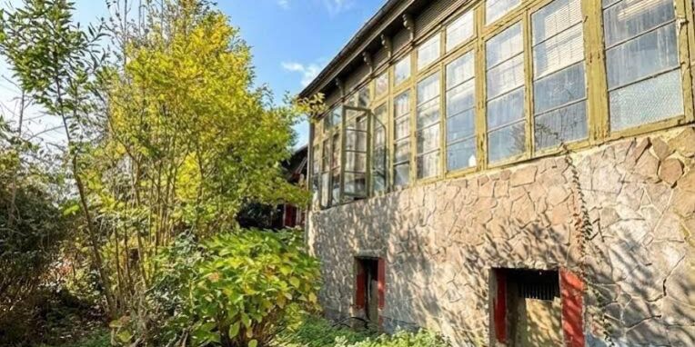 casa para reformar Un análisis sin filtros sobre la fantasía de comprar casas para reformar por 60.000€. Lola Galindo desglosa por qué los "chollos" cerca de la costa no existen, el coste real de una hormigonera y presenta una oportunidad única en la "Casa del Conde": una joya de 1915 con facilidades de pago (entrada de 20k y cuotas de 600€) para quienes realmente quieren mancharse las manos de cal.